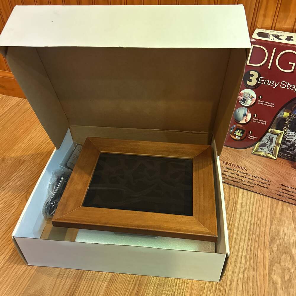 SPDPF84 Digital Picture Frame High Resolution 8.4 “ LCD Display - Picture 3 of 5